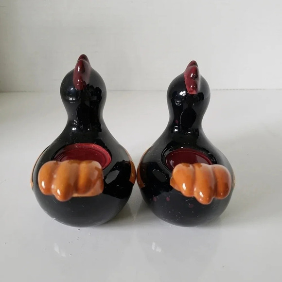 Bonnie Lyn Black/Yellow/Red  Ceramic Chicken Salt/Pepper Shakers. - Picture 2 of 6